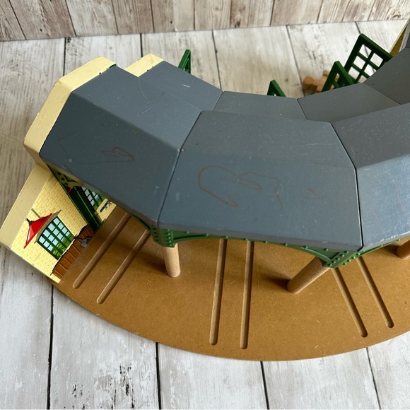 PREOWNED THOMAS THE TANK ENGINE TIDMOUTH SHED FOR TRAINS WOODEN - Picture 5 of 11